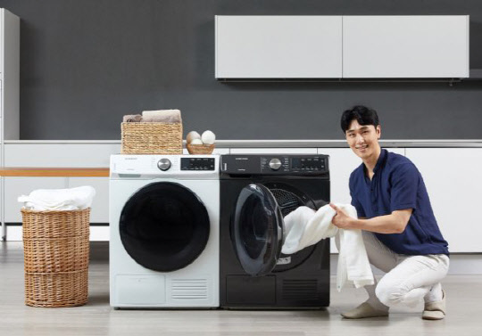 삼성전자 모델이 수원 삼성전자 디지털시티 프리미엄하우스에서 에너지 소비효율 1등급인 9kg 건조기 신제품을 소개하고 있다.   삼성전자 제공